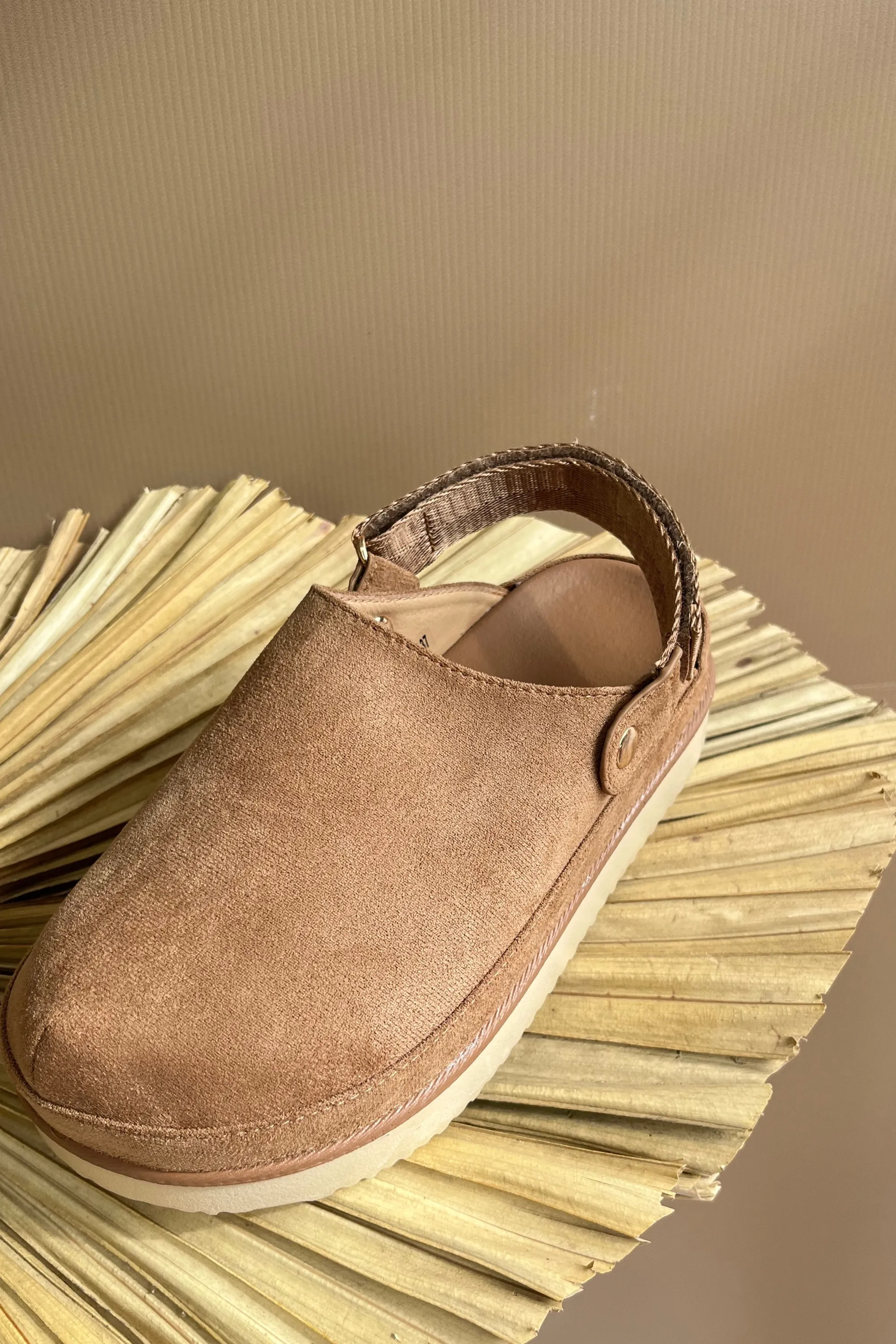 Chestnut brown clog